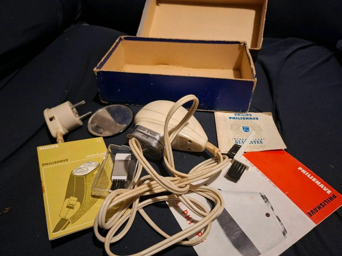 Vintage 1950's Philips Bakelite electric shaver - Image 1