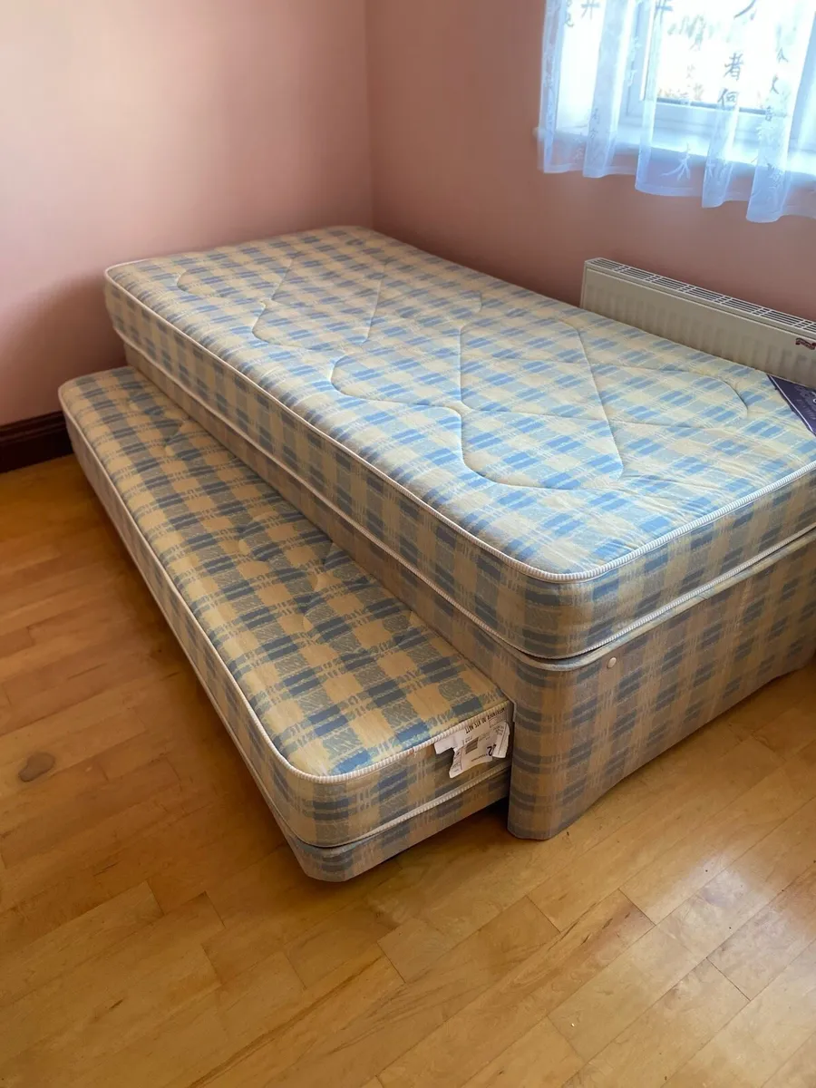 Single bed with pullout bed - Image 1