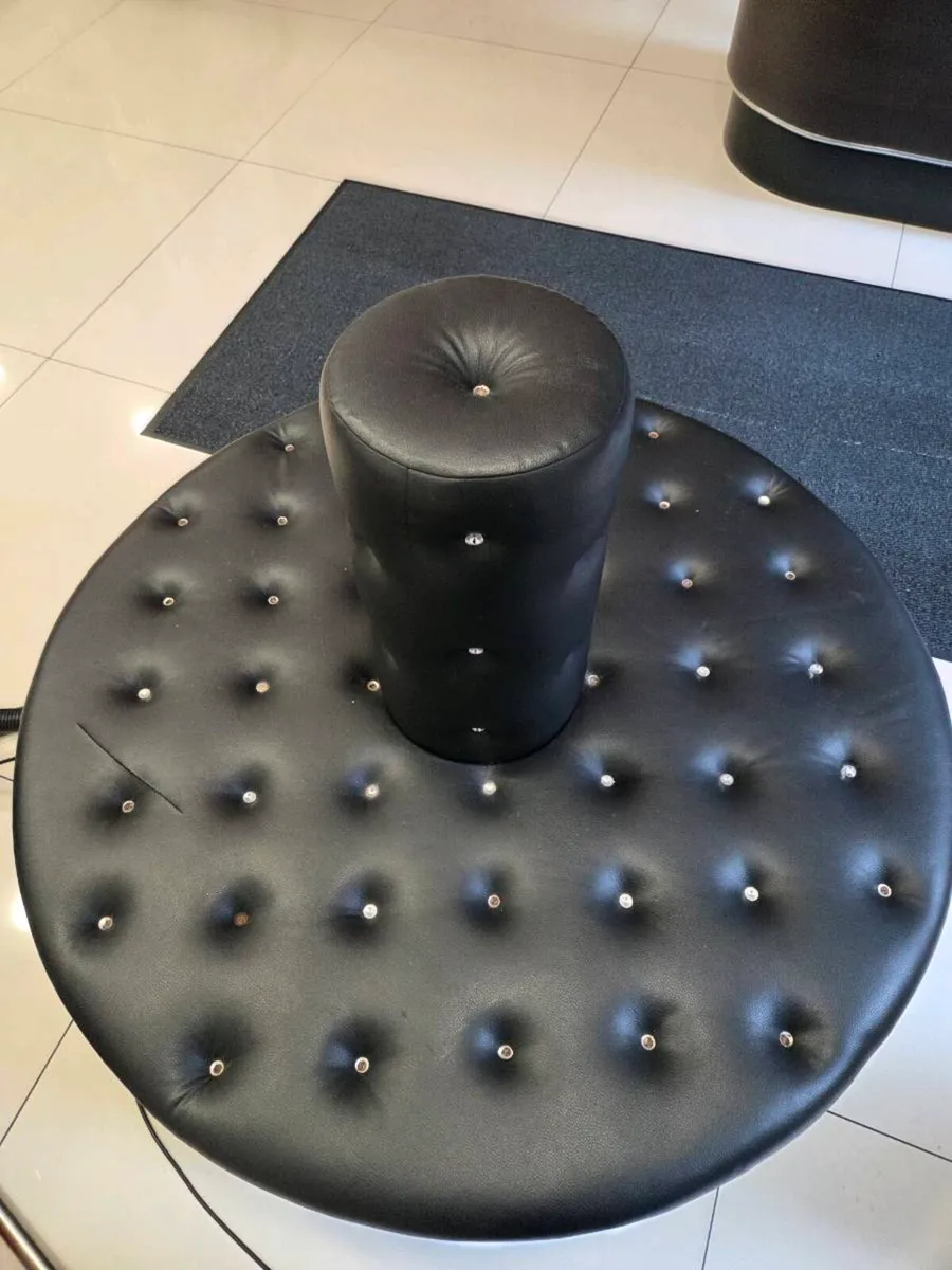 Waiting sitting area Free - Image 3