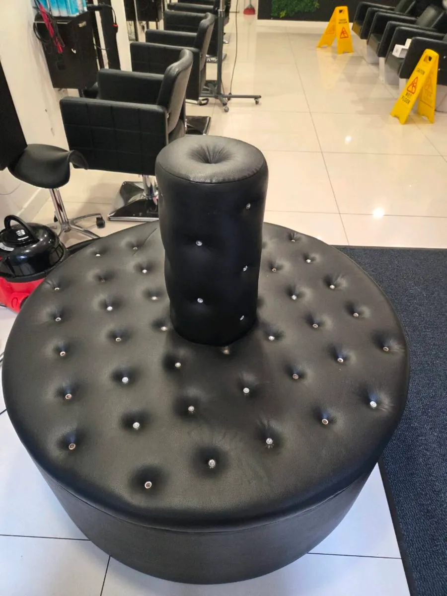 Waiting sitting area Free - Image 1