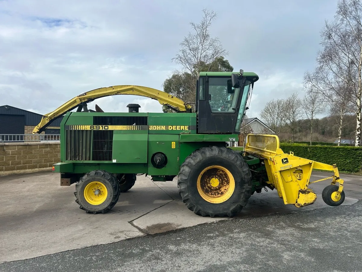 John Deere 6910 harvester - Image 1