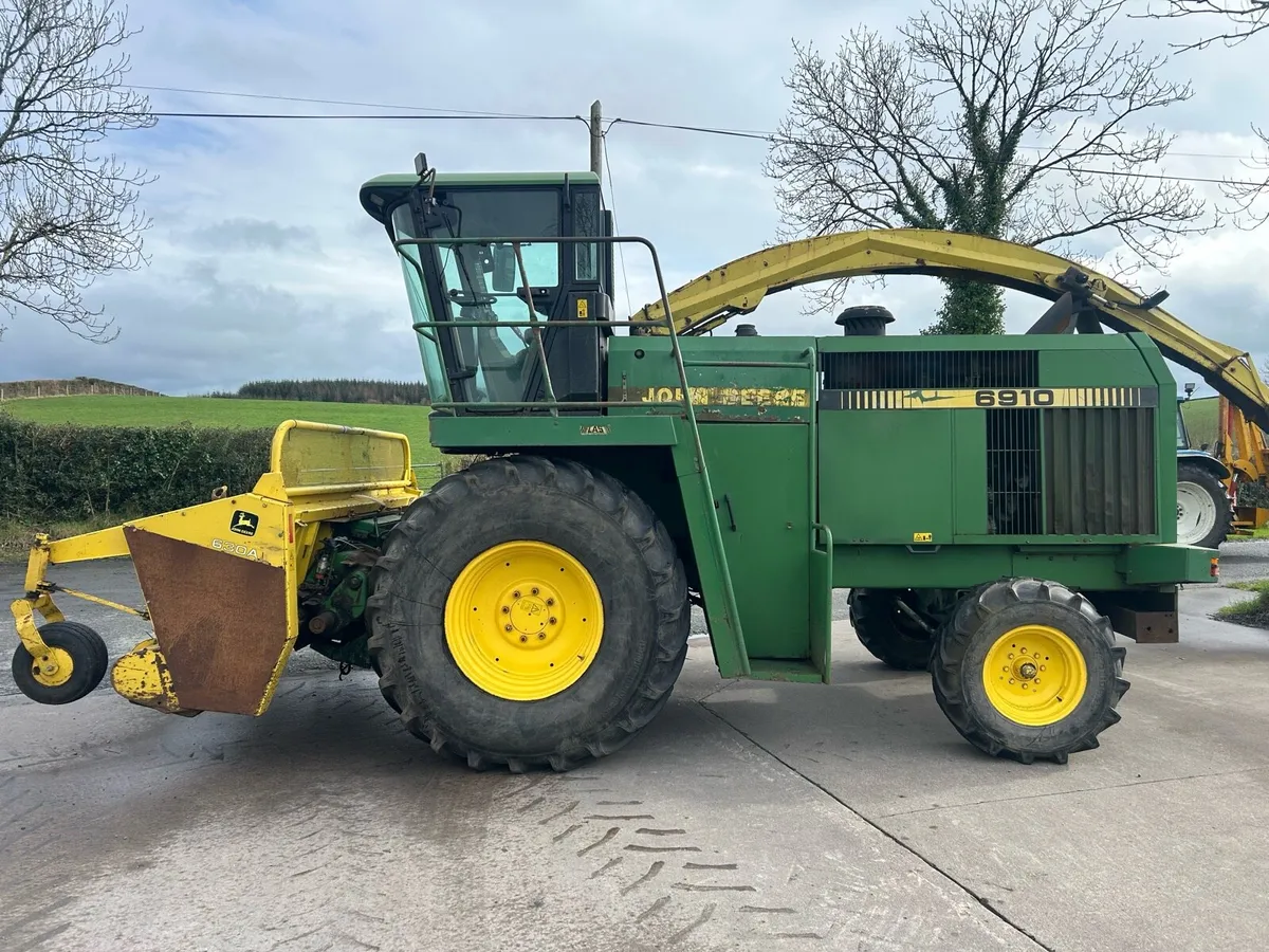 John Deere 6910 harvester - Image 2