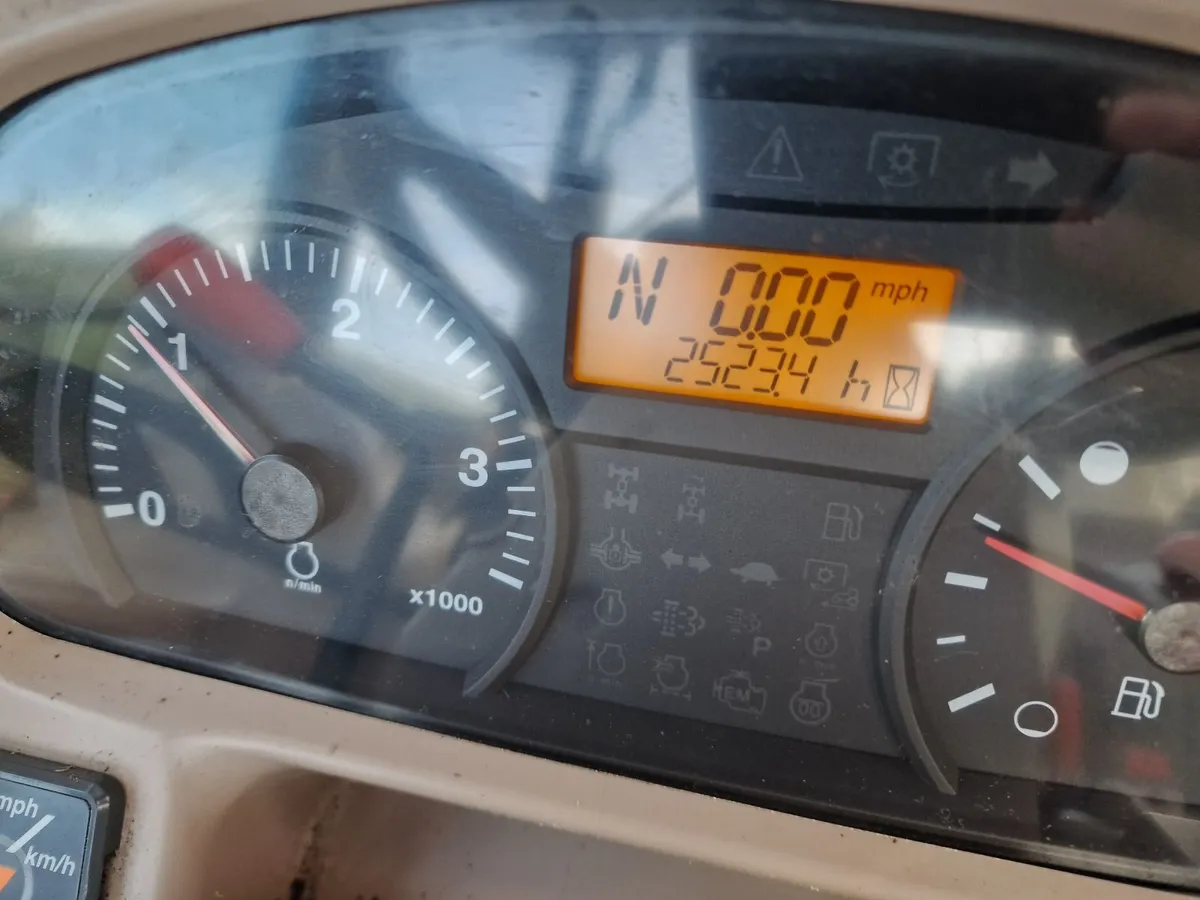 Kubota M6060 60hp Compact Tractor with Loader - Image 2