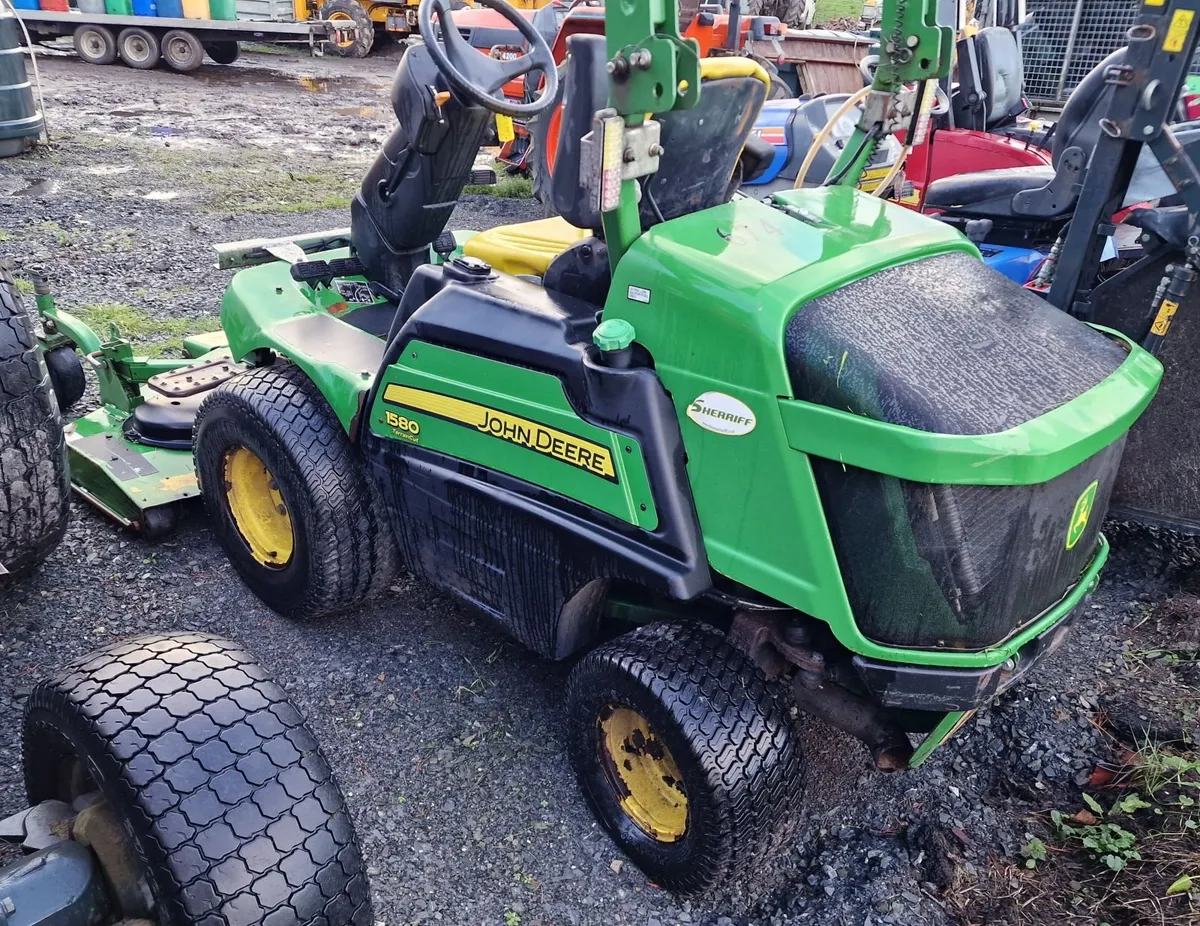 John Deere 1580 Ride on Mower Lawnmower - Image 1