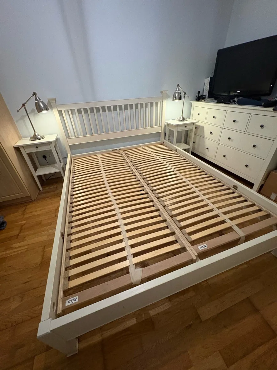 King size bed, bed side lockers and lamps