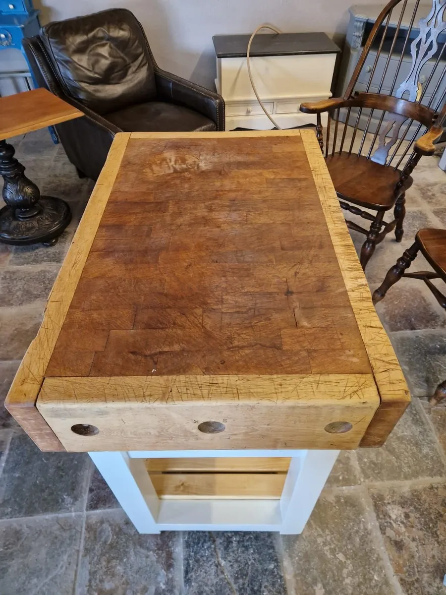 Vintage maple butcher block, bespoke pine base - Image 2