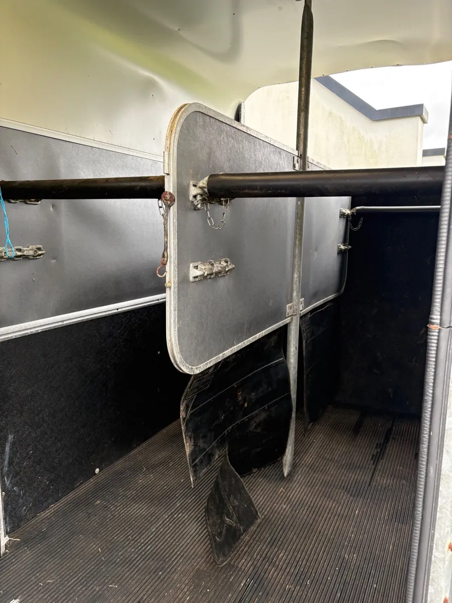 Horse box - Image 2