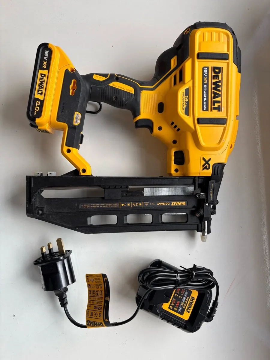 Dewalt 16g 2nd fix straight pinner kit used few ti - Image 1