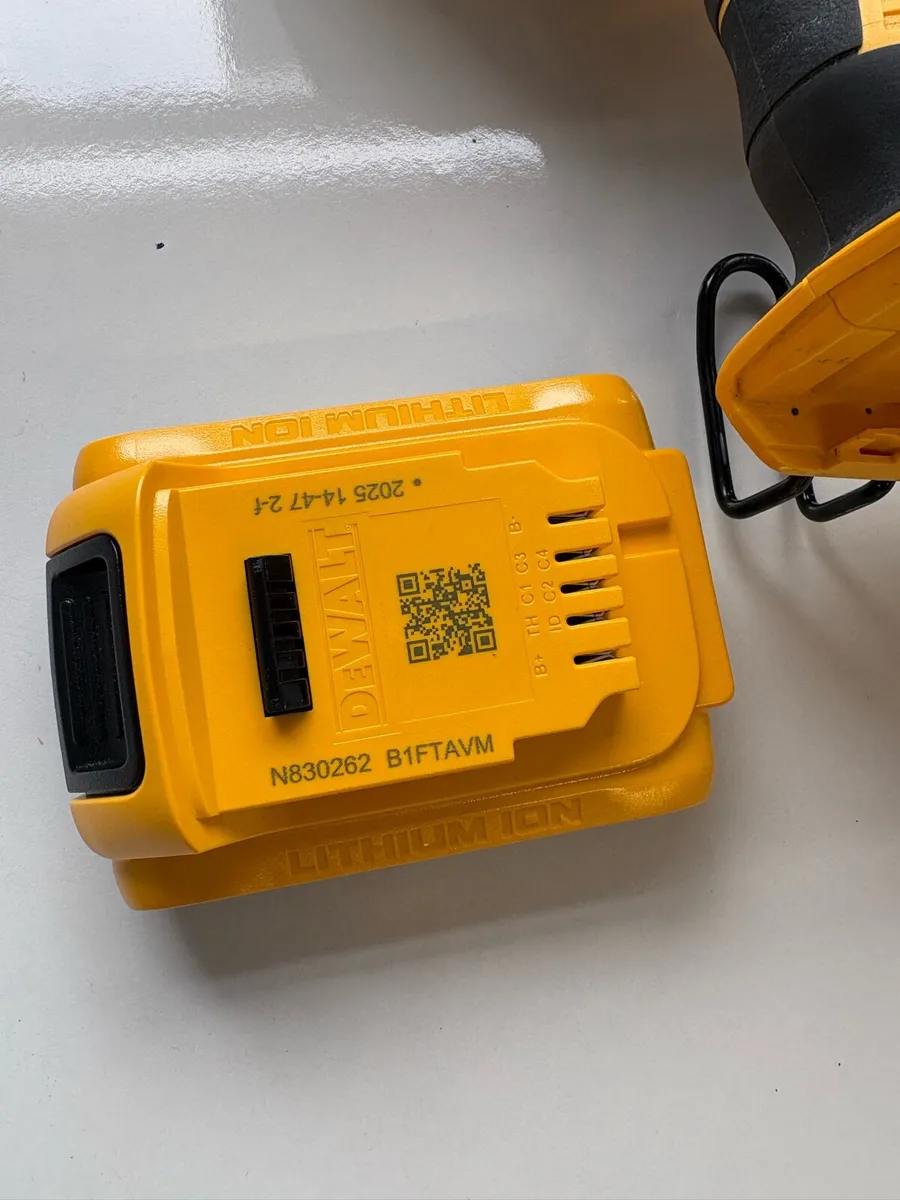 Dewalt 16g 2nd fix straight pinner kit used few ti - Image 2