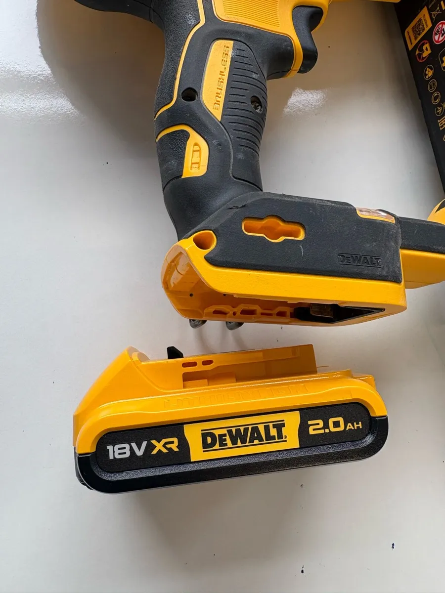 Dewalt 16g 2nd fix straight pinner kit used few ti - Image 3