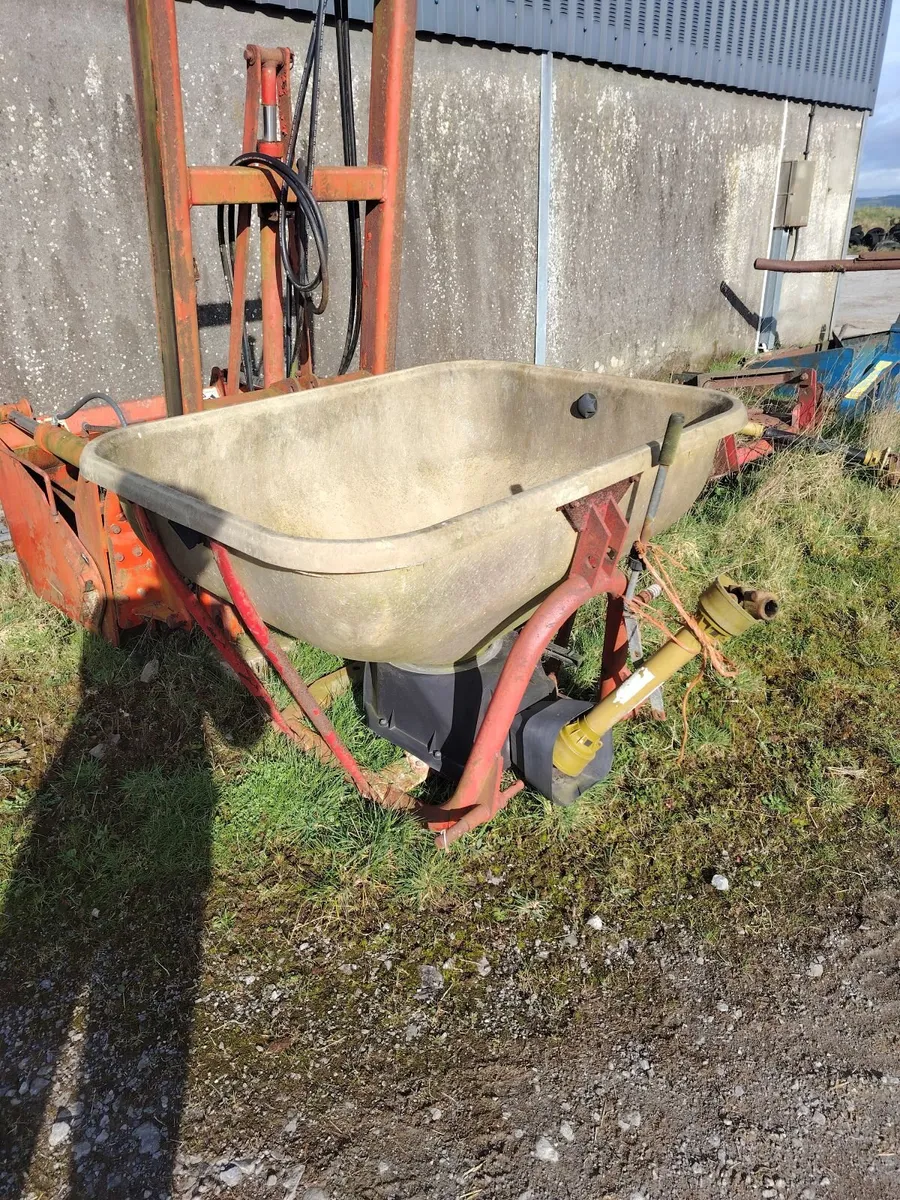 Fertilizer spreader/shaker - Image 1