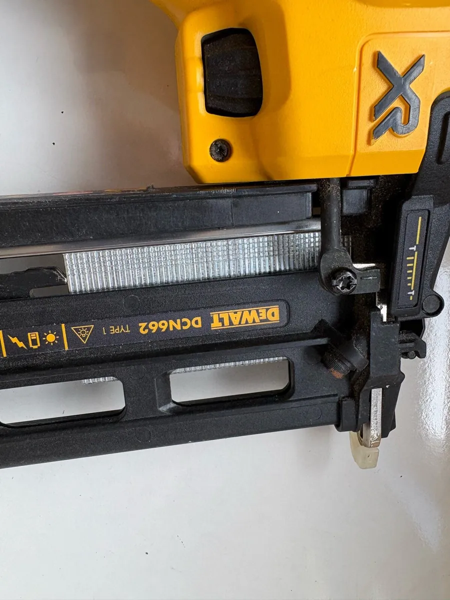 Dewalt 16g 2nd fix straight pinner dcn662 - Image 4
