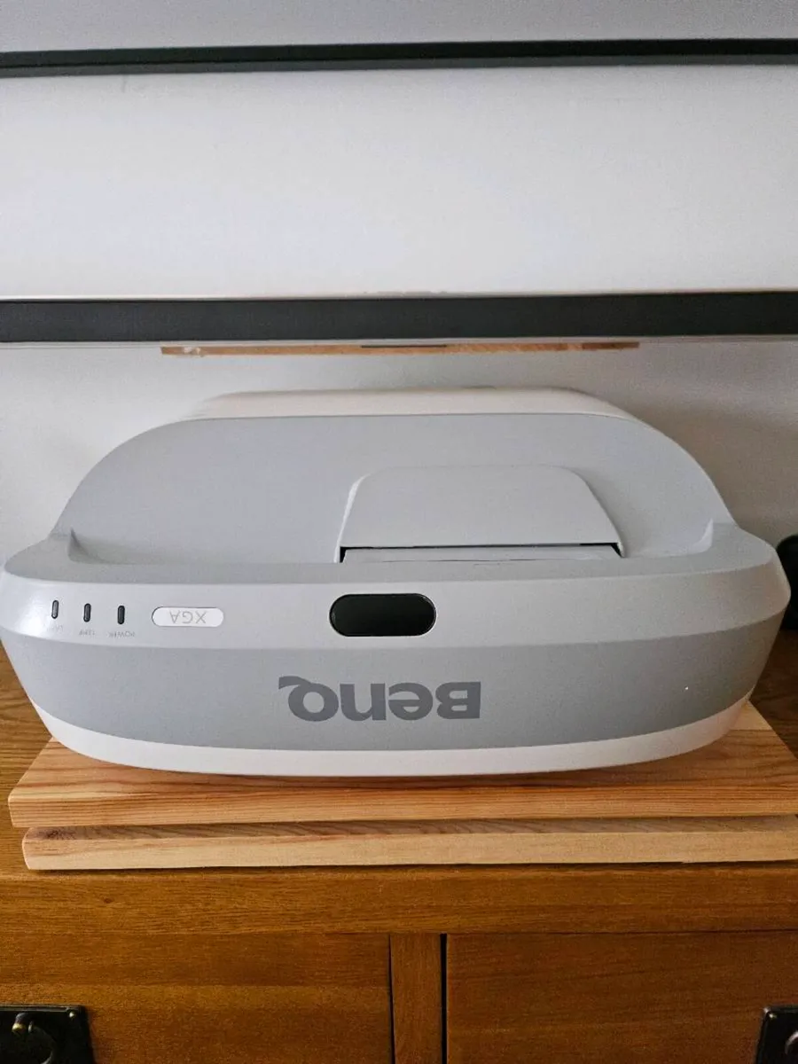 BenQ ust Projector - Image 1