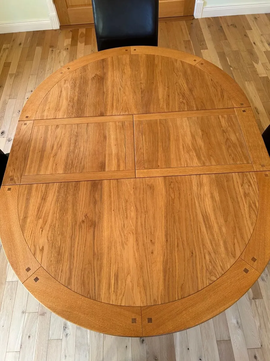 Table and Chairs - Image 4