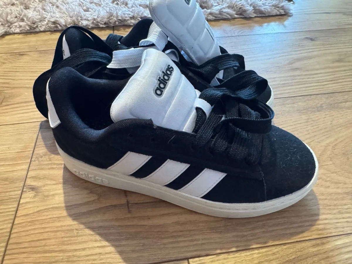 Girls trainers - Image 1