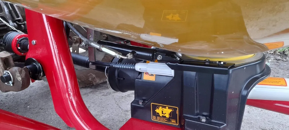 Fertiliser spreaders/ wagtail/ spinner - Image 3