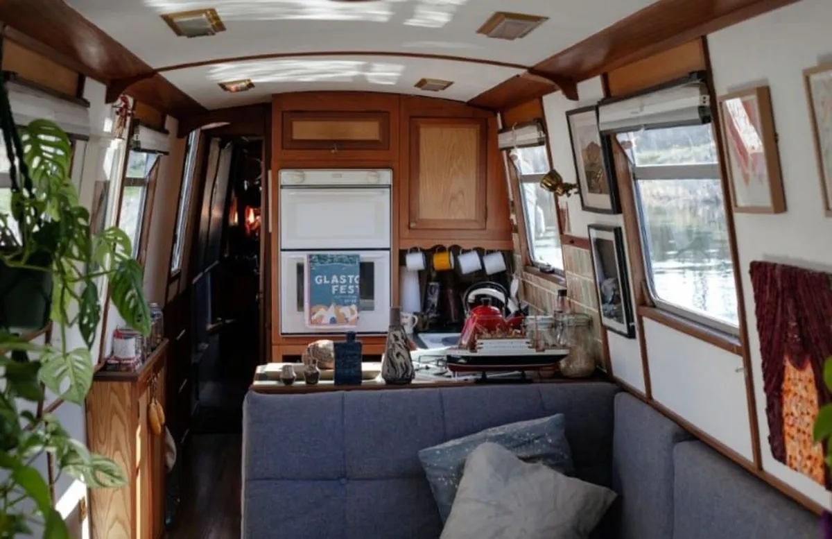 57" Liveaboard Narrow Boat Barge - Image 3