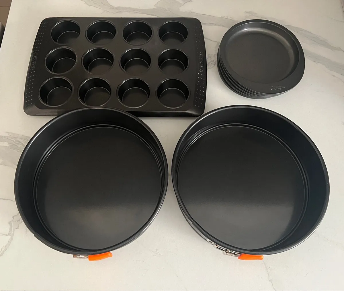 Pyrex, Wilton & Le Creuset tins - Image 1