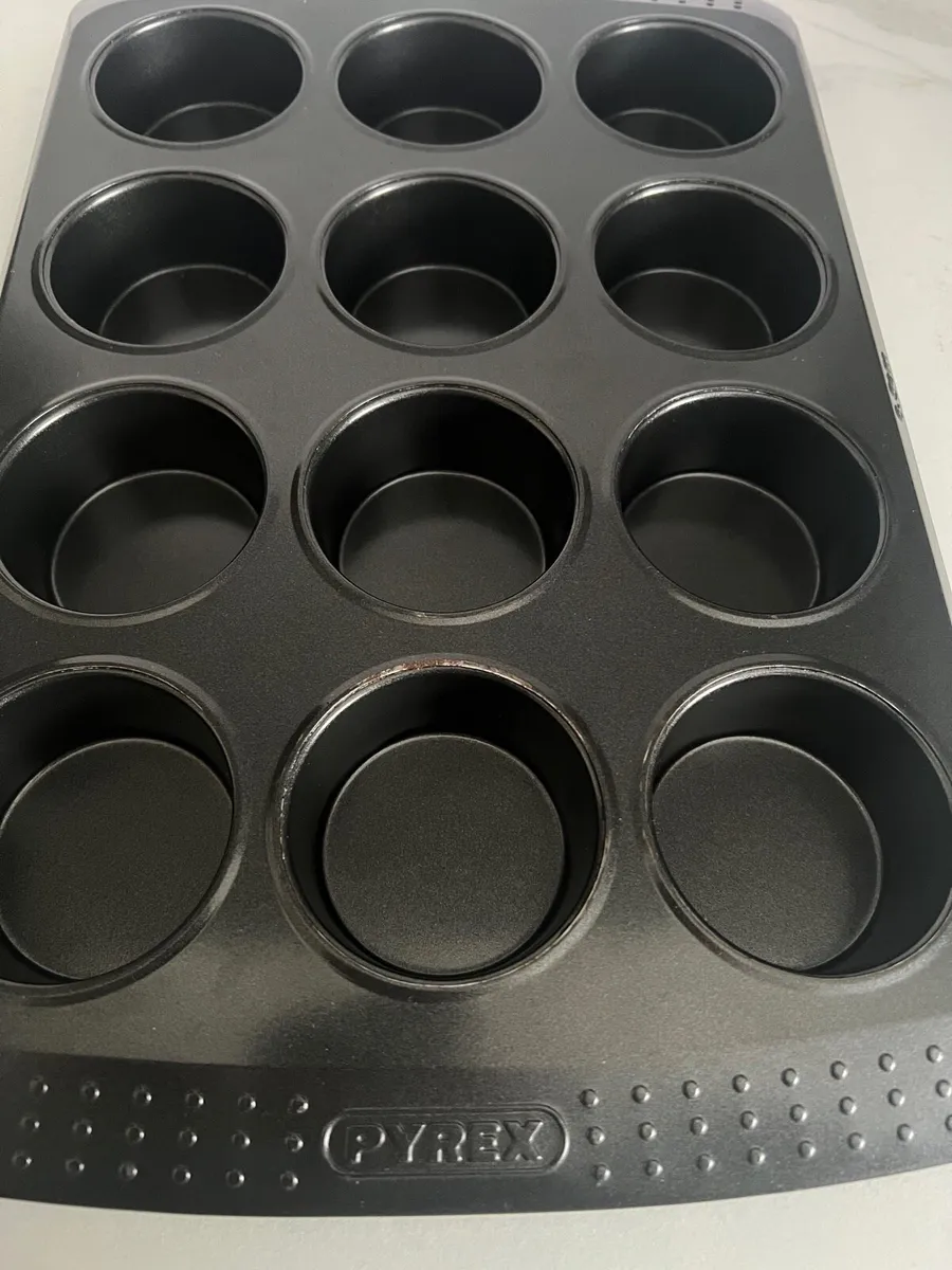 Pyrex, Wilton & Le Creuset tins - Image 3