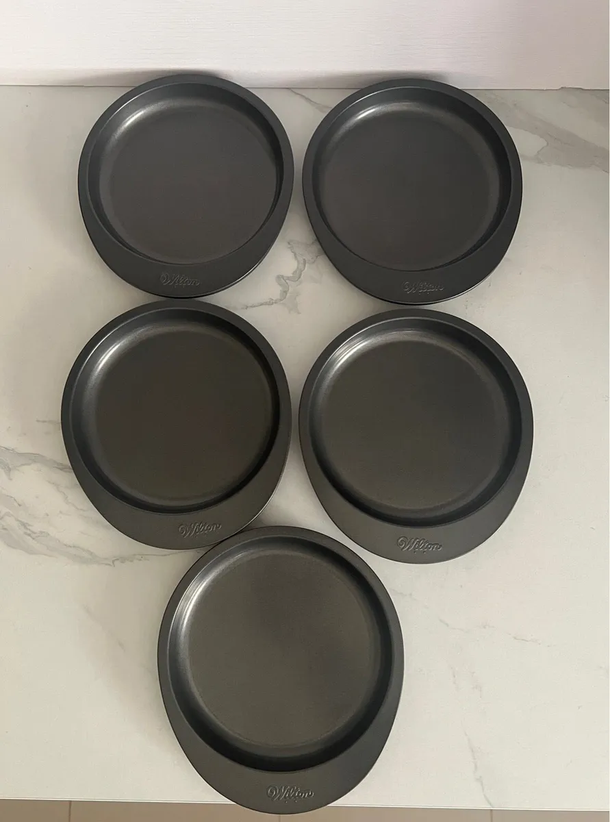 Pyrex, Wilton & Le Creuset tins - Image 4