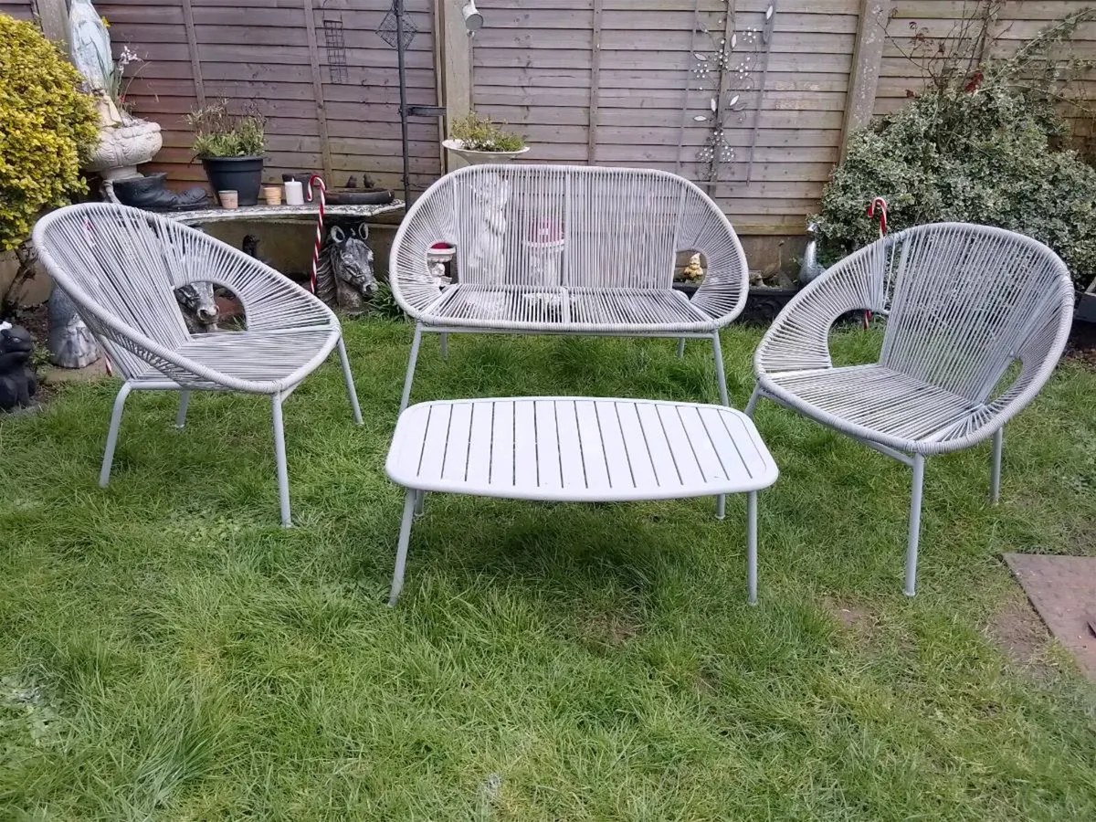 Garden table and chairs - Image 1