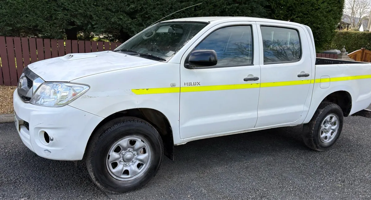 Toyota Hilux 2011 . Low Miles . - Image 4