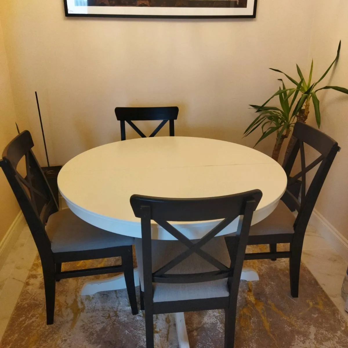 Table and 6 chairs - Image 1