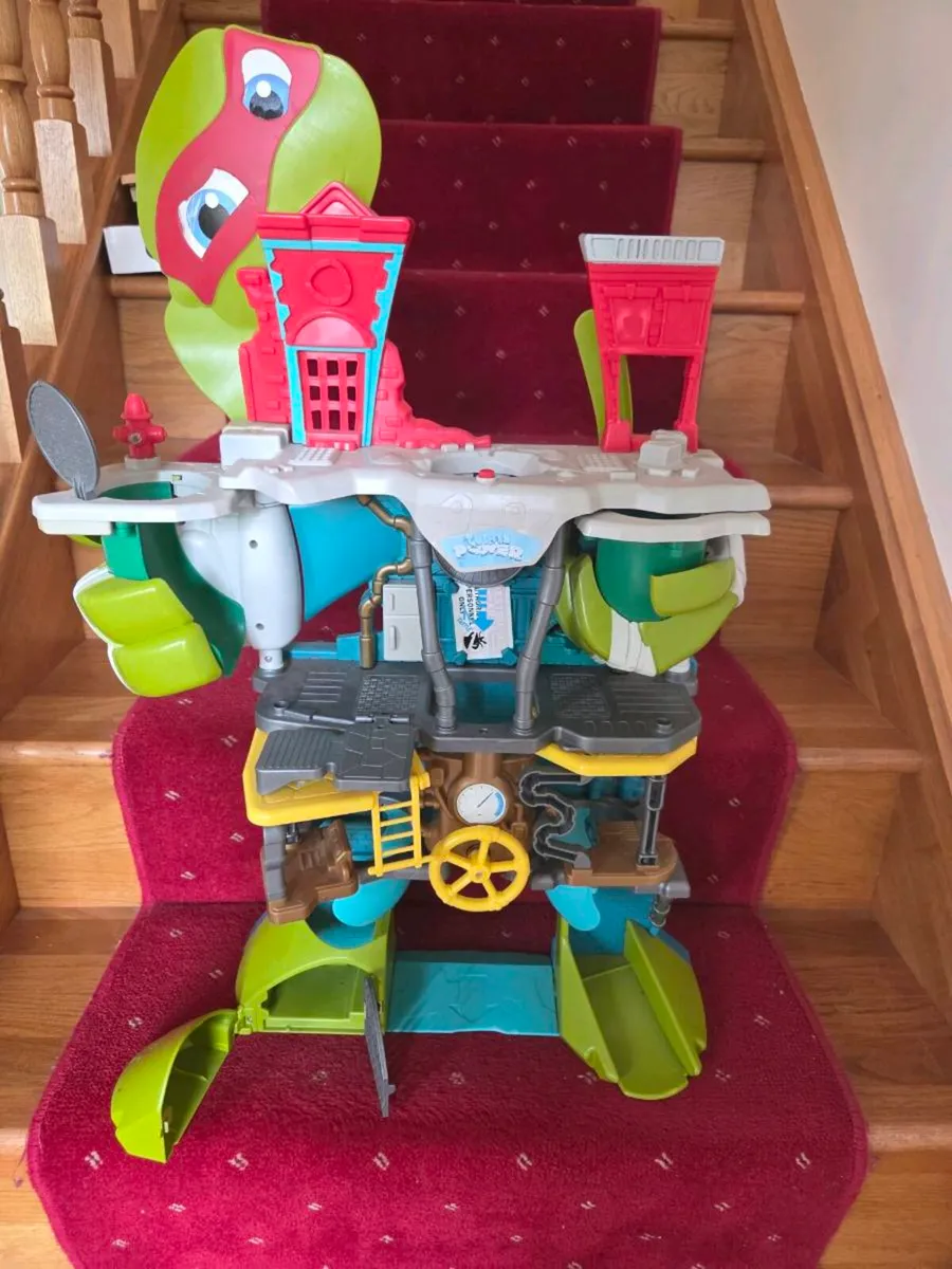 Ninga turtle playset and miniature figues