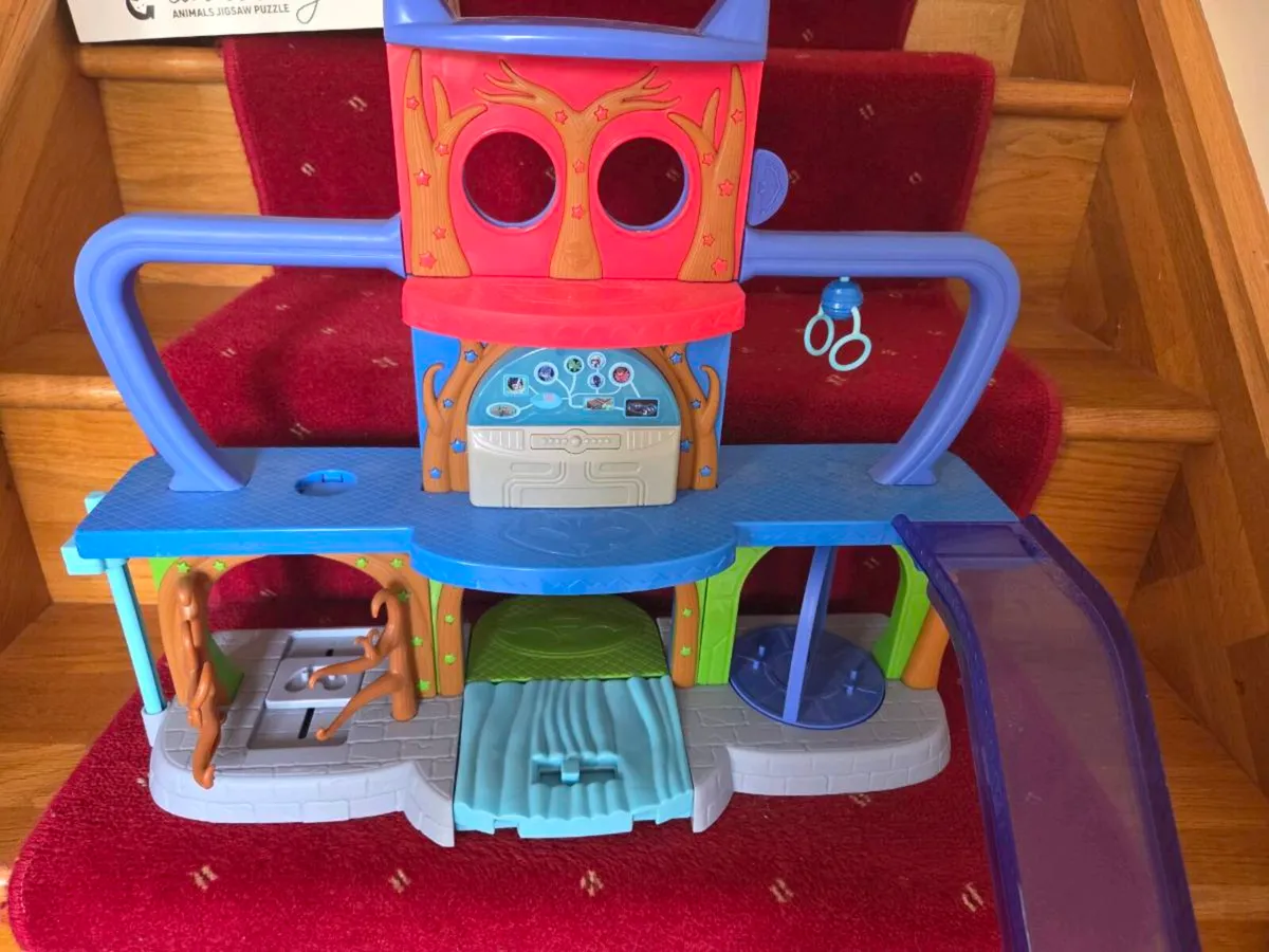 Pj's masks playset and miniature figures