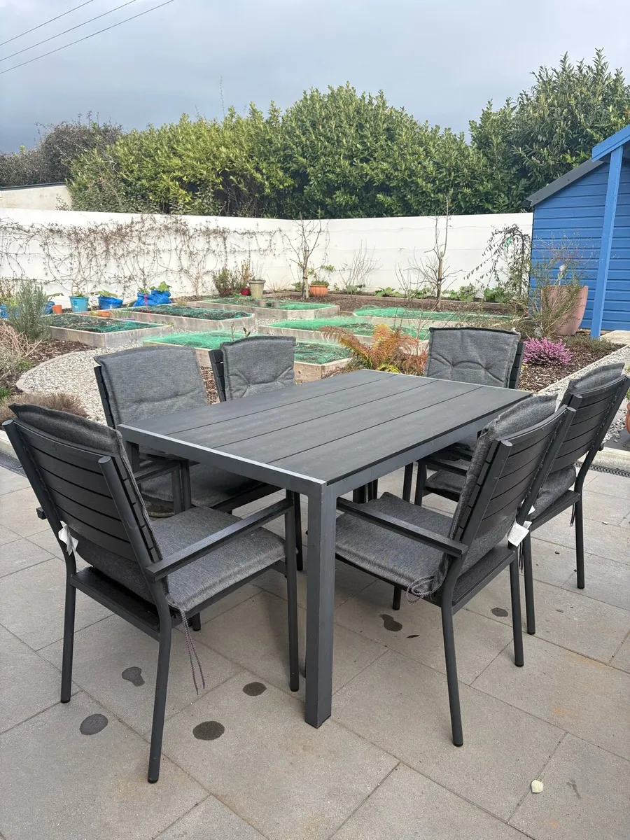 Outdoor dining table and 6 chairs with cushions - Image 2