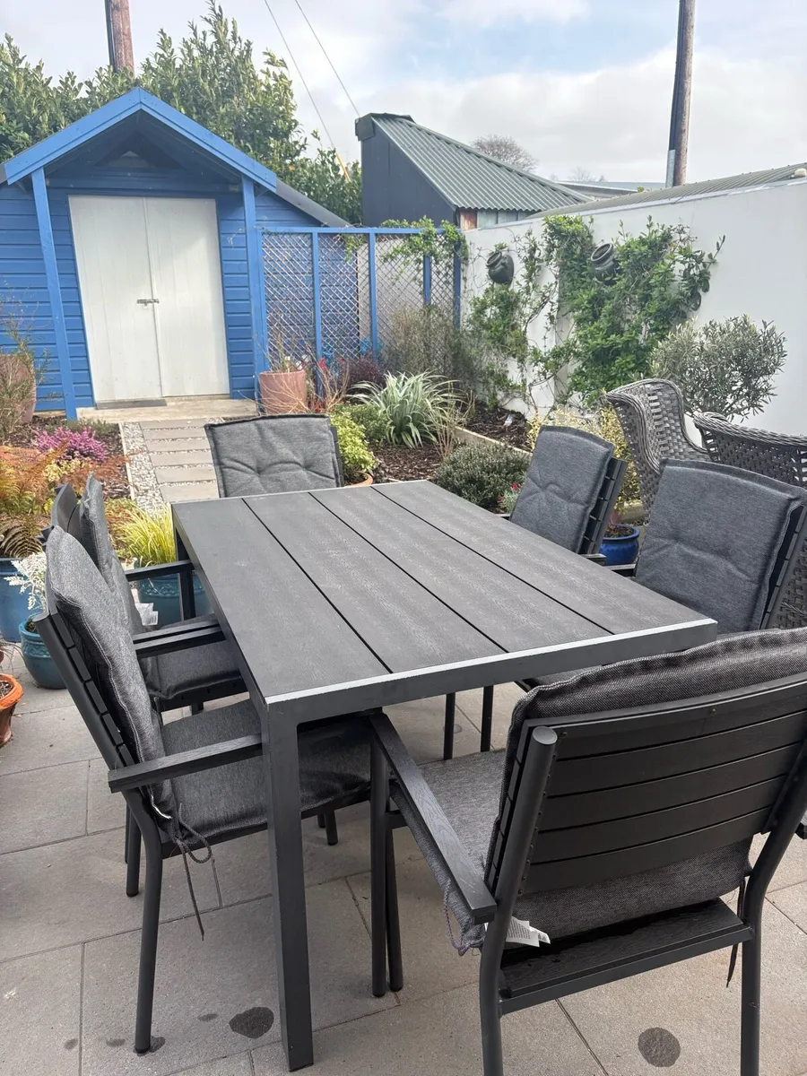 Outdoor dining table and 6 chairs with cushions - Image 1