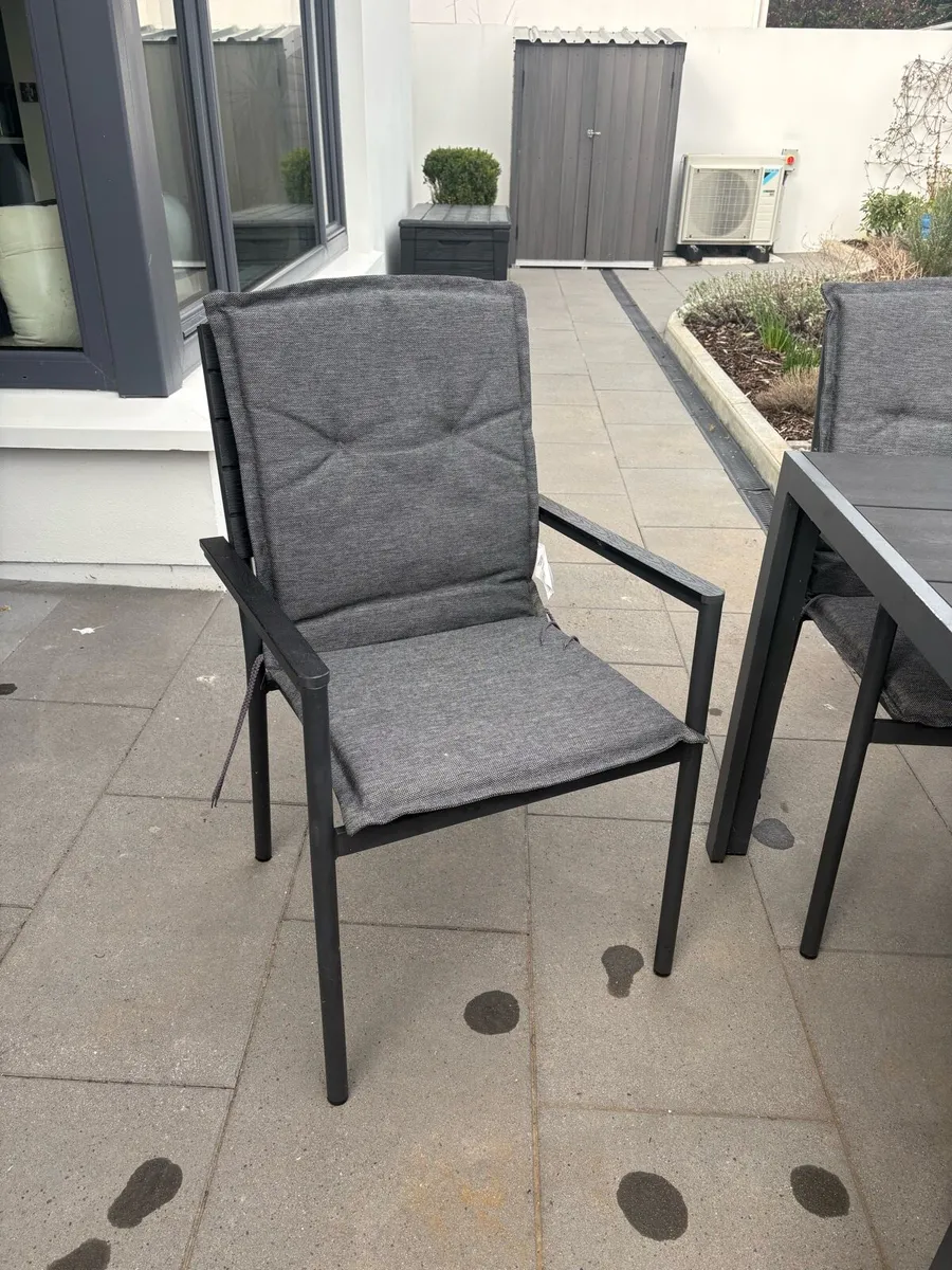 Outdoor dining table and 6 chairs with cushions - Image 3