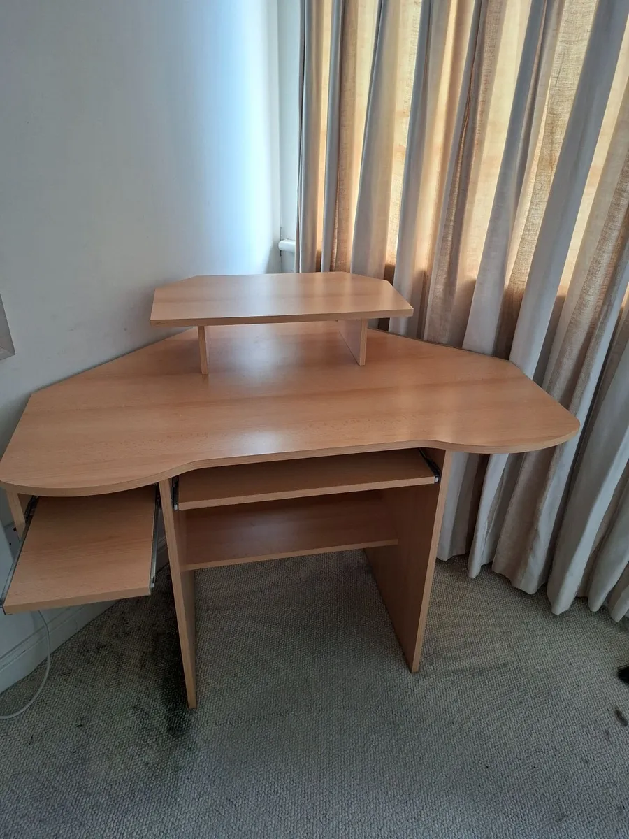 Computer desk - Image 1