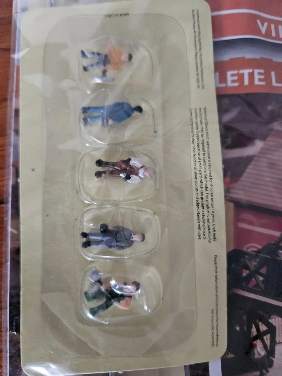 Hornby OO Gauge Trackside Workers - Image 2