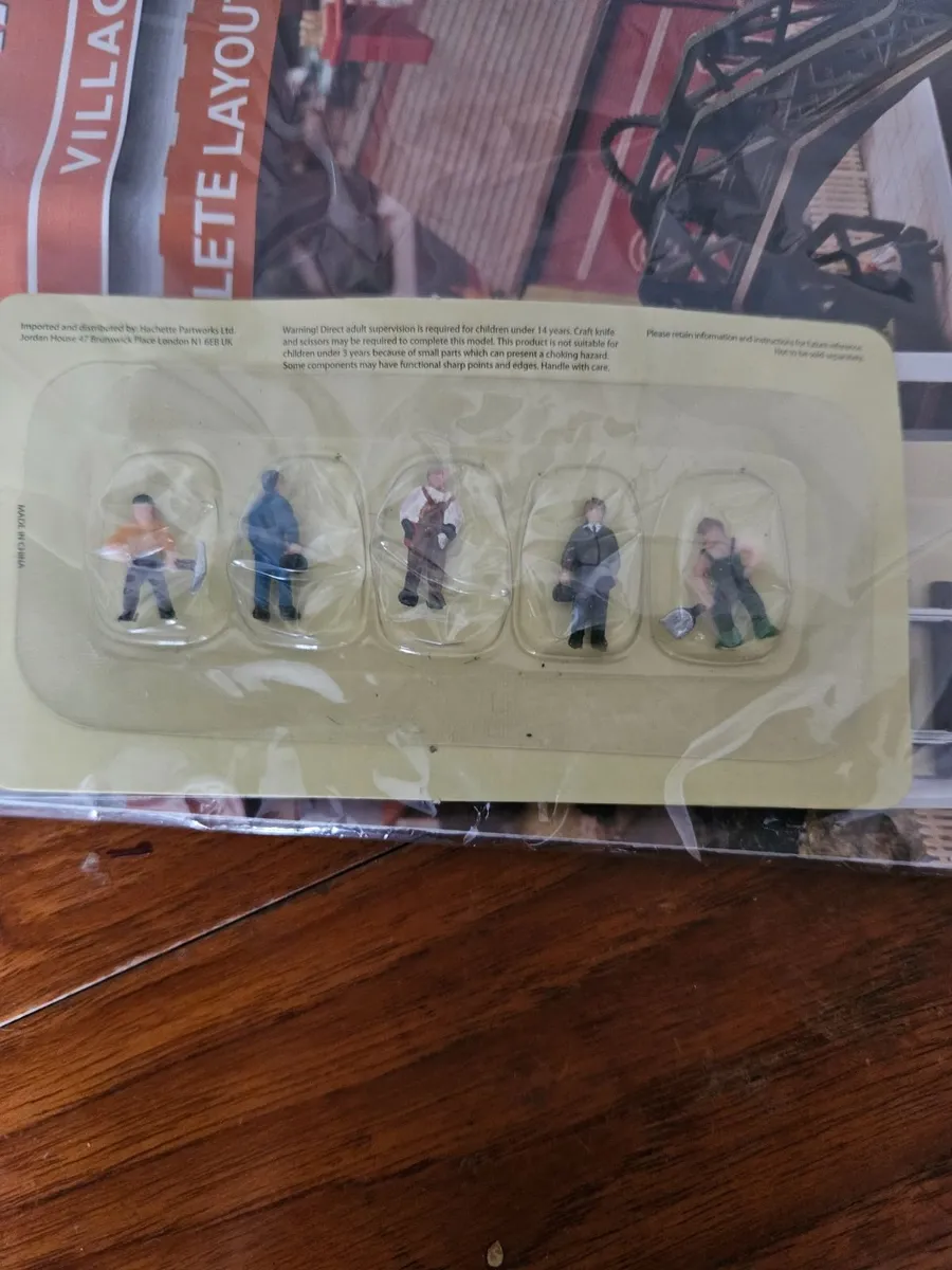 Hornby OO Gauge Trackside Workers - Image 3