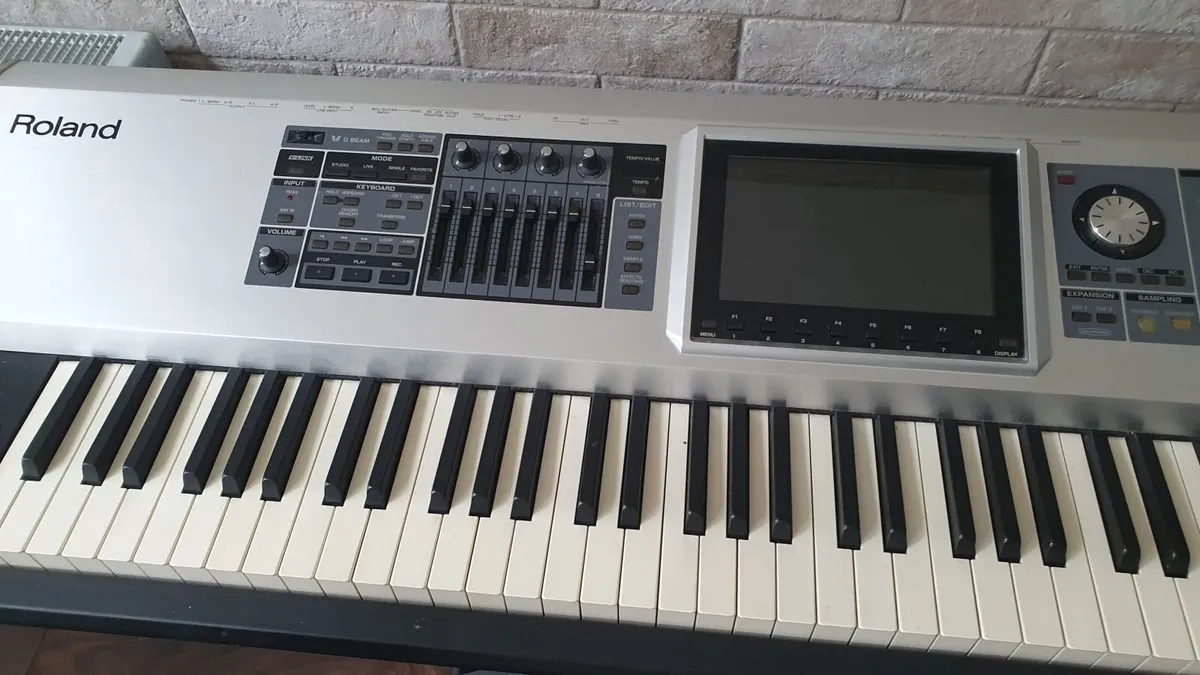 Roland electronic keyboard - Image 2