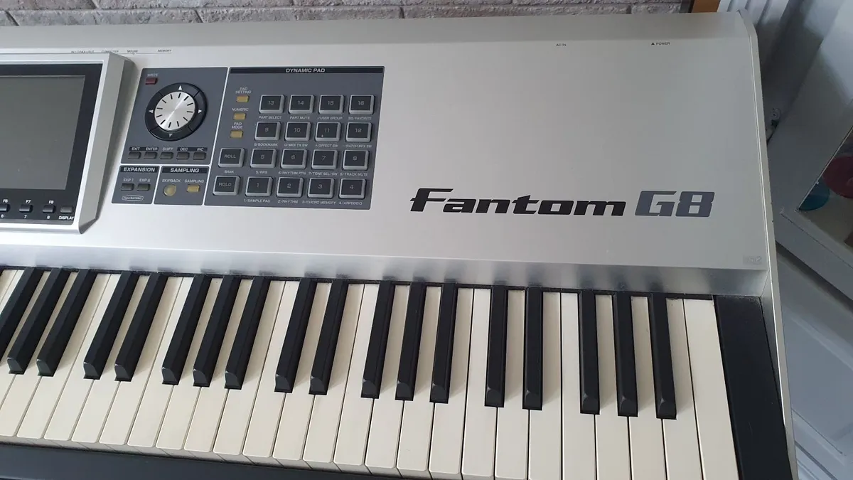 Roland electronic keyboard - Image 4