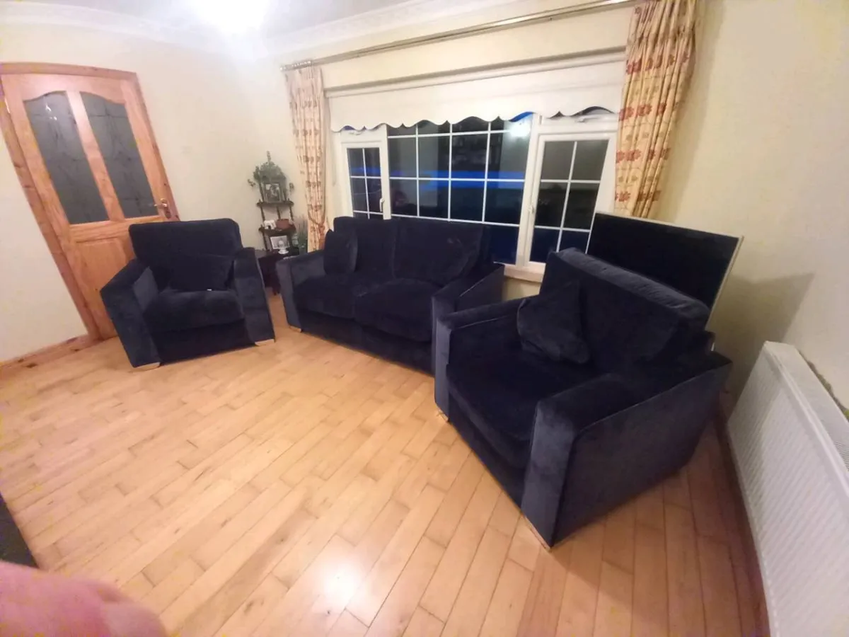 3-Piece Suite - Image 1