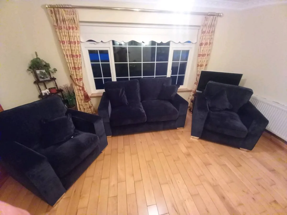 3-Piece Suite - Image 2