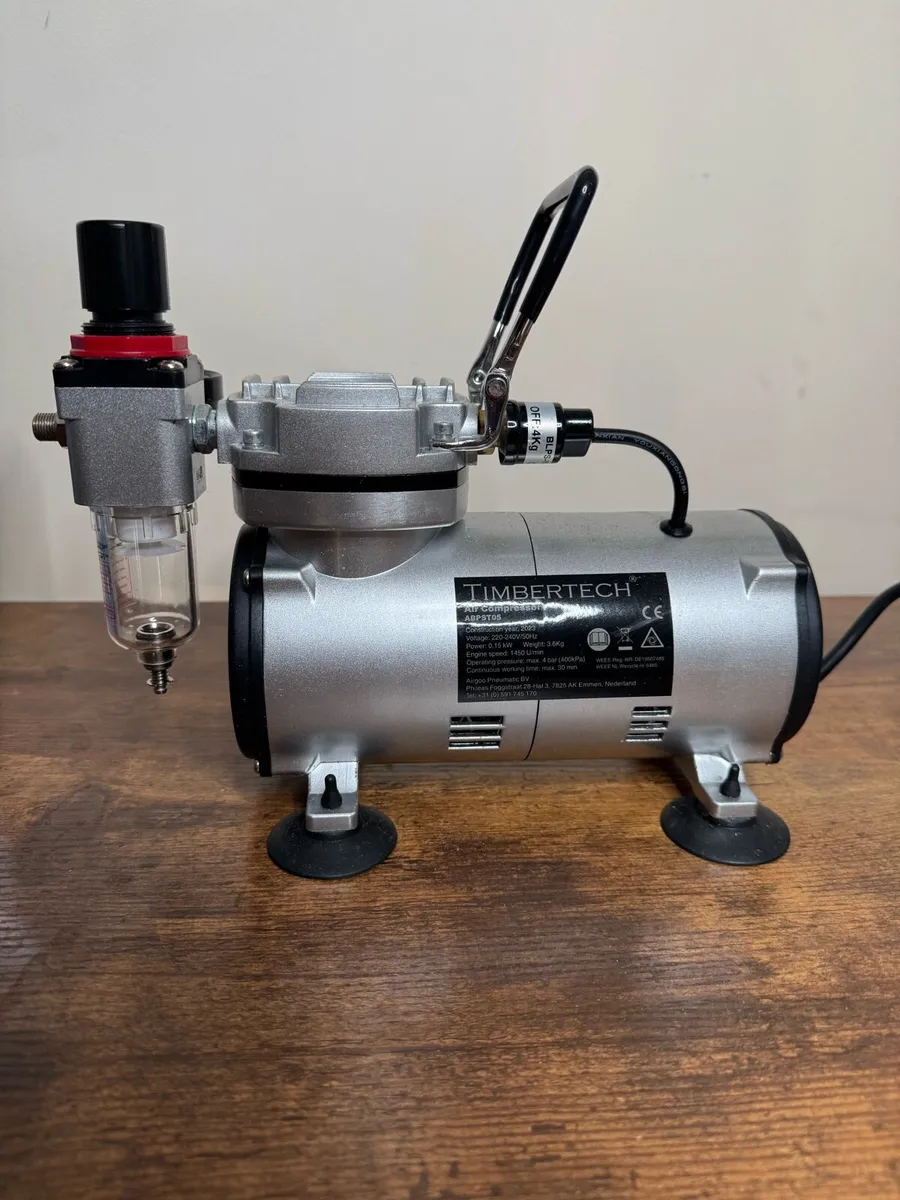 New air compressor + airbrush kit - Image 1