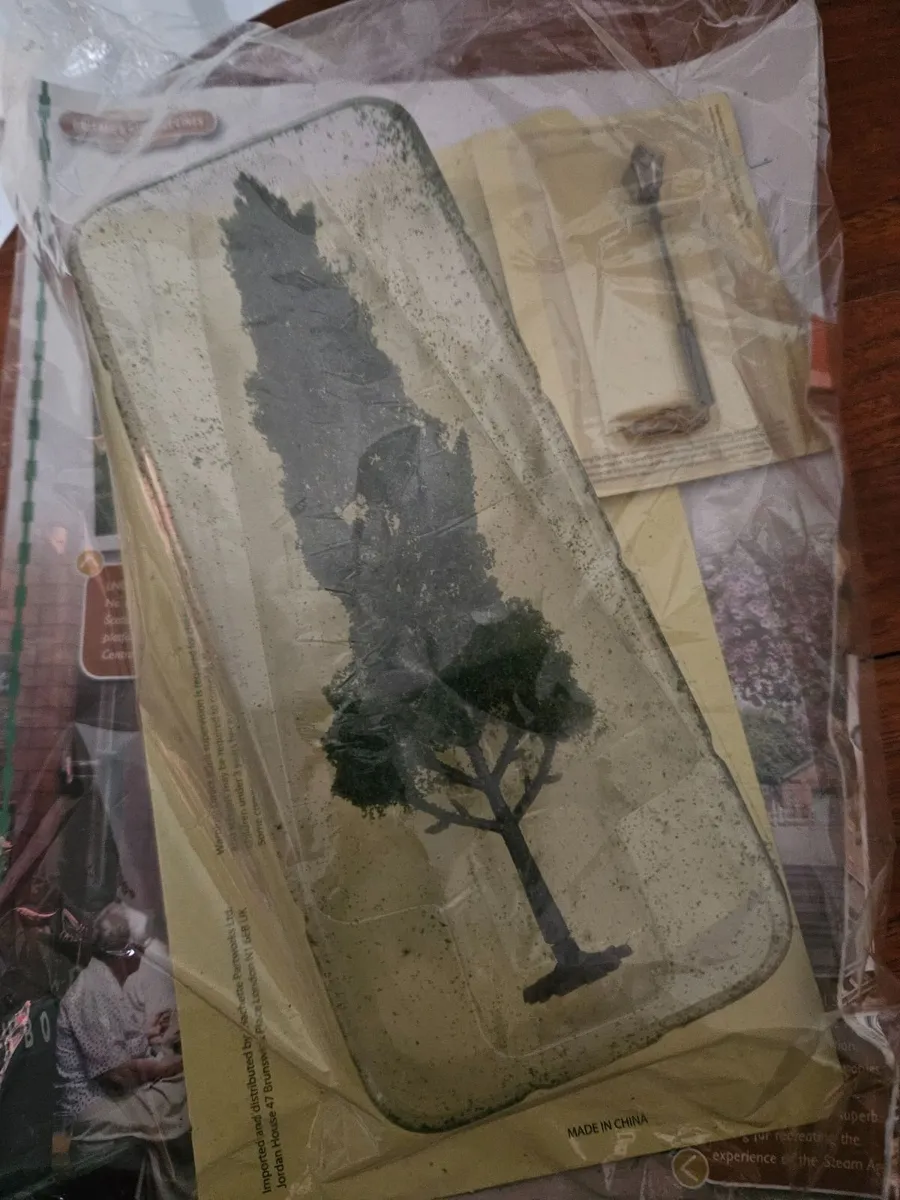 Hornby OO Gauge Tree and Street Light - Image 2