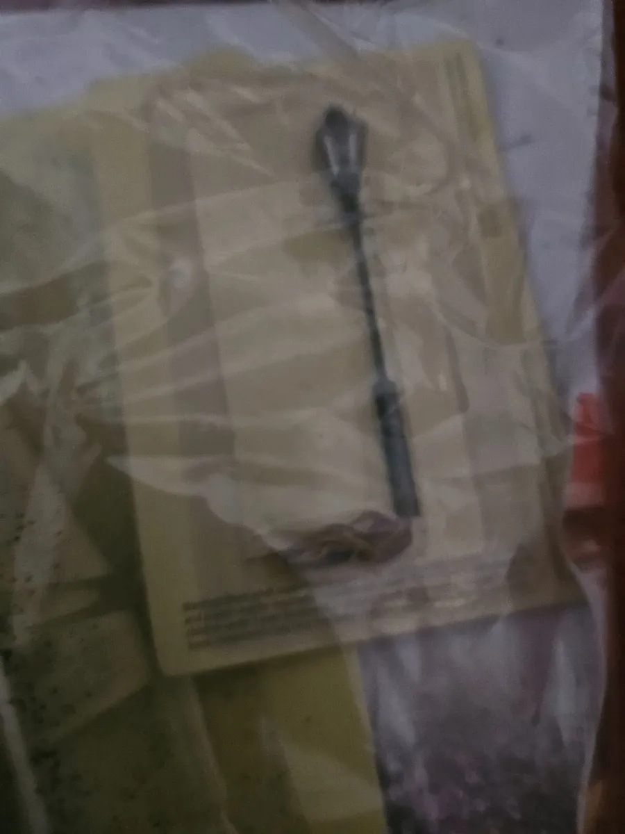 Hornby OO Gauge Tree and Street Light - Image 1