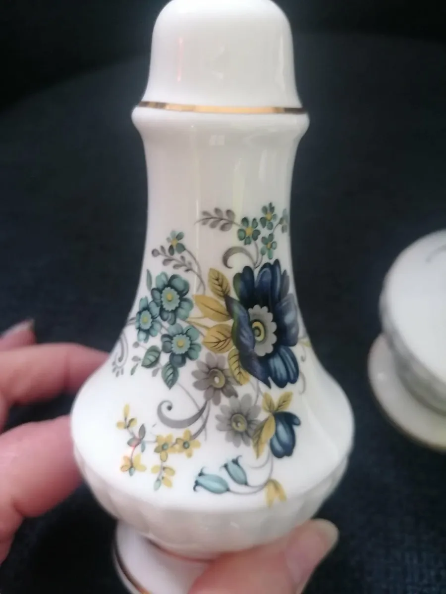 Royal Tara Corn Flower Salt and Pepper Shaker - Image 3