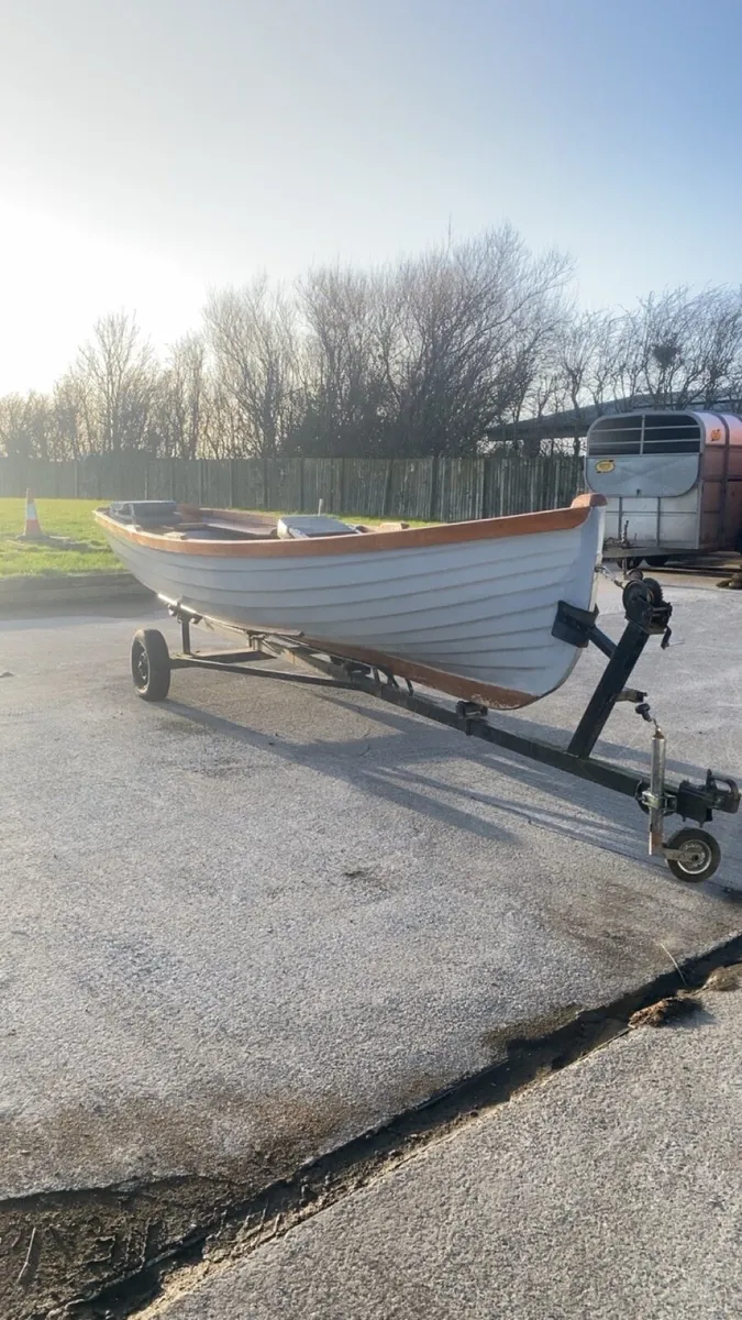 Lake boat 19ft with trailer and engine! - Image 1