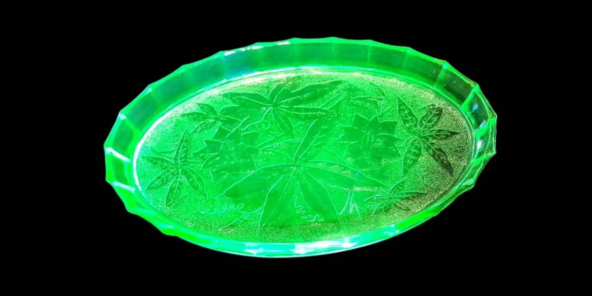 Beautiful oval pressed glass uranium tray - Image 1