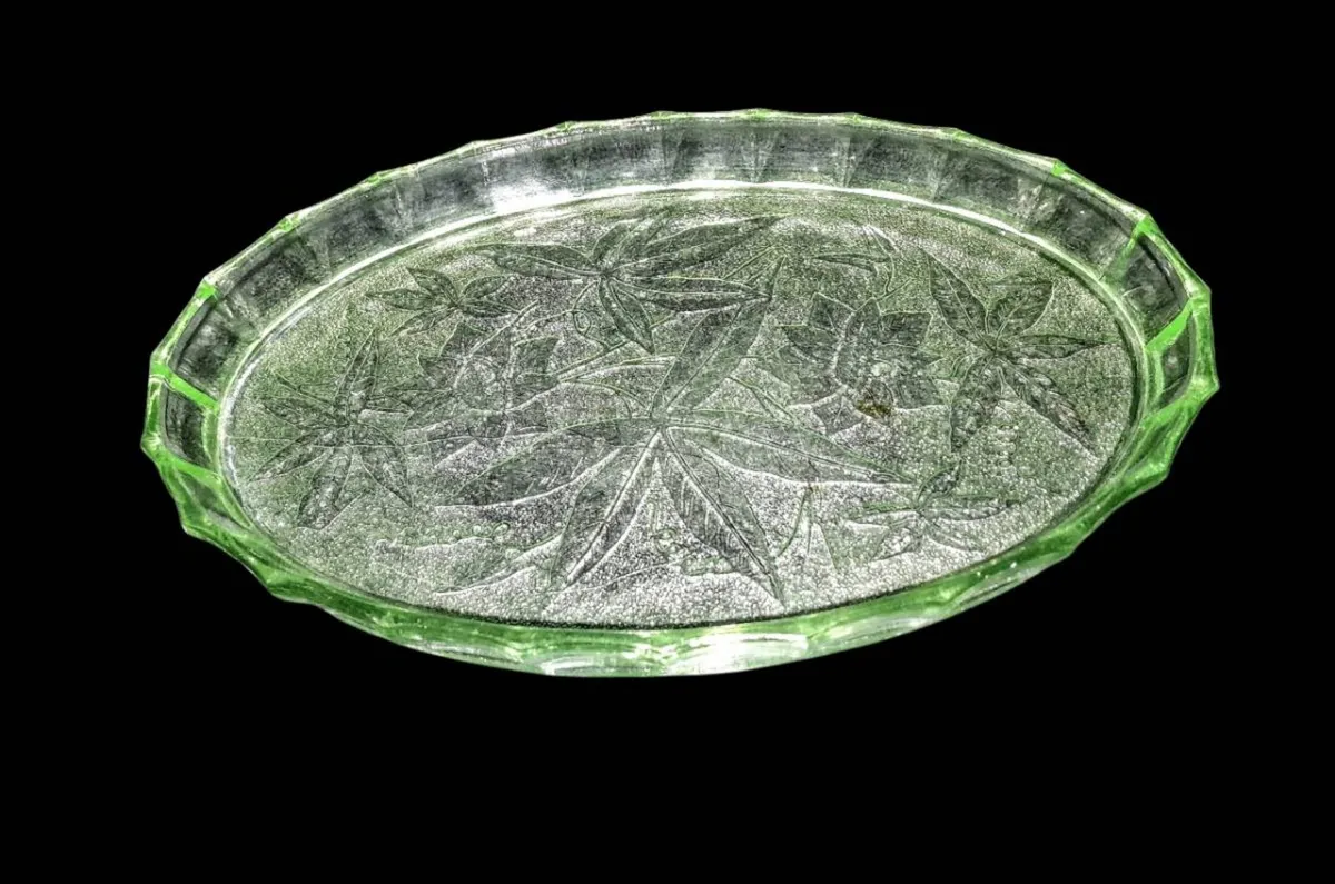 Beautiful oval pressed glass uranium tray - Image 2