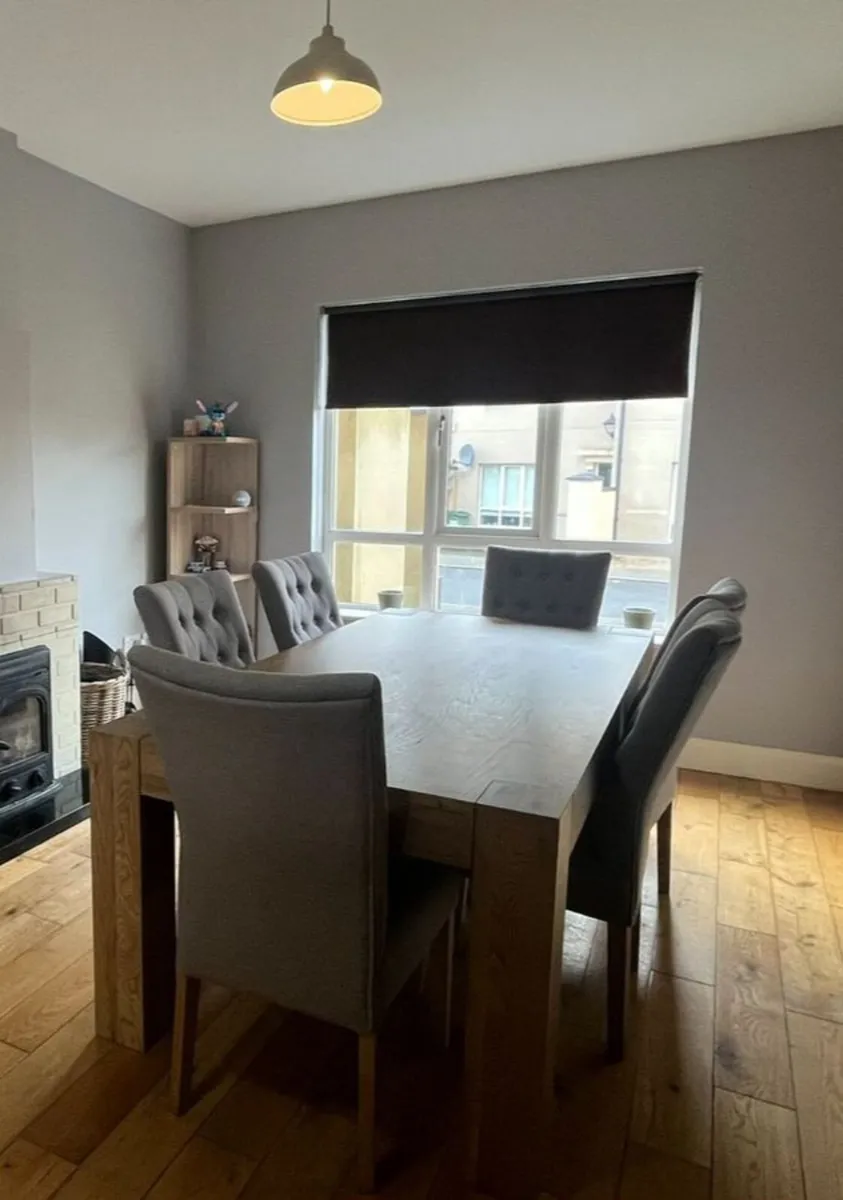 Solid oak table & 6 chairs - Image 1