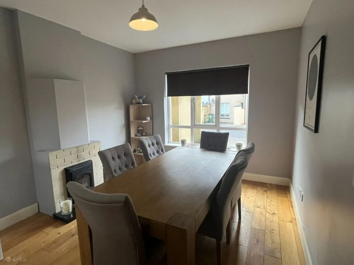 Solid oak table & 6 chairs - Image 3