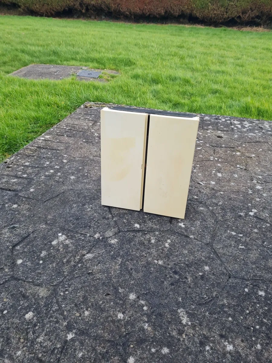 Metal wall cabinet - Image 1