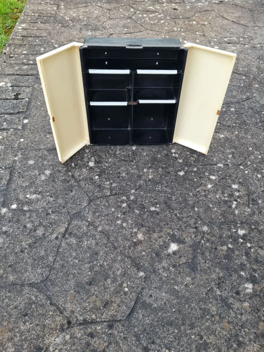 Metal wall cabinet - Image 2